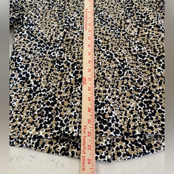 Preswick & Moore Woman’s Size Medium
Jacket Big Button Cheetah Print - Picture 11 of 11
